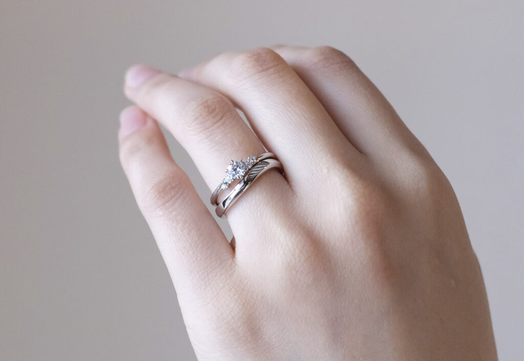婚約指輪と結婚指輪の重ね付け着用画像