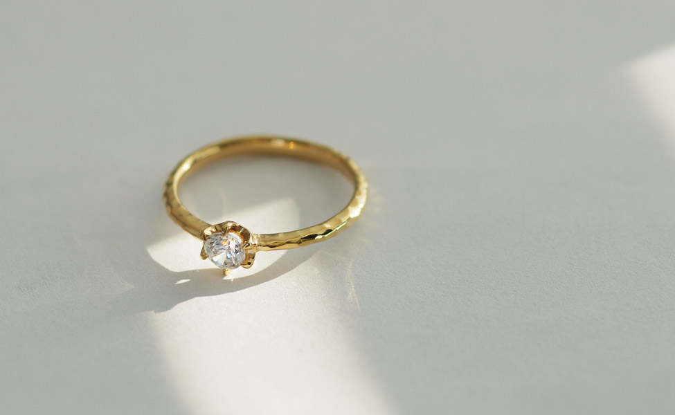 カジュアルデザインの婚約指輪