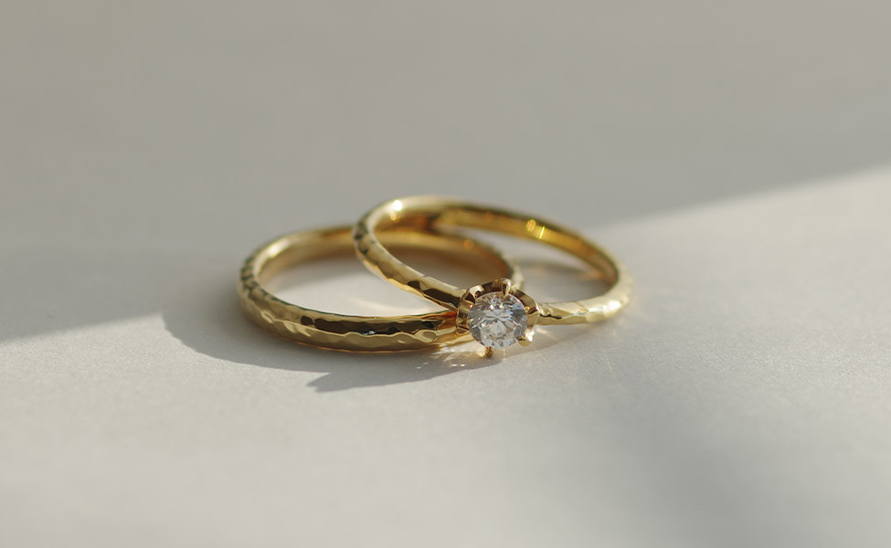 カジュアルデザインの婚約指輪と結婚指輪