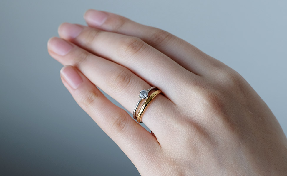 カジュアルデザインの婚約指輪と結婚指輪