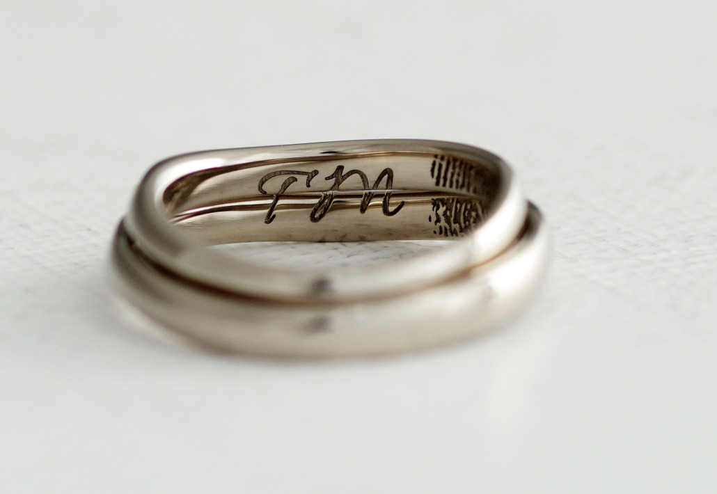 手書きの文字とイラストが刻印された結婚指輪（マリッジリング）