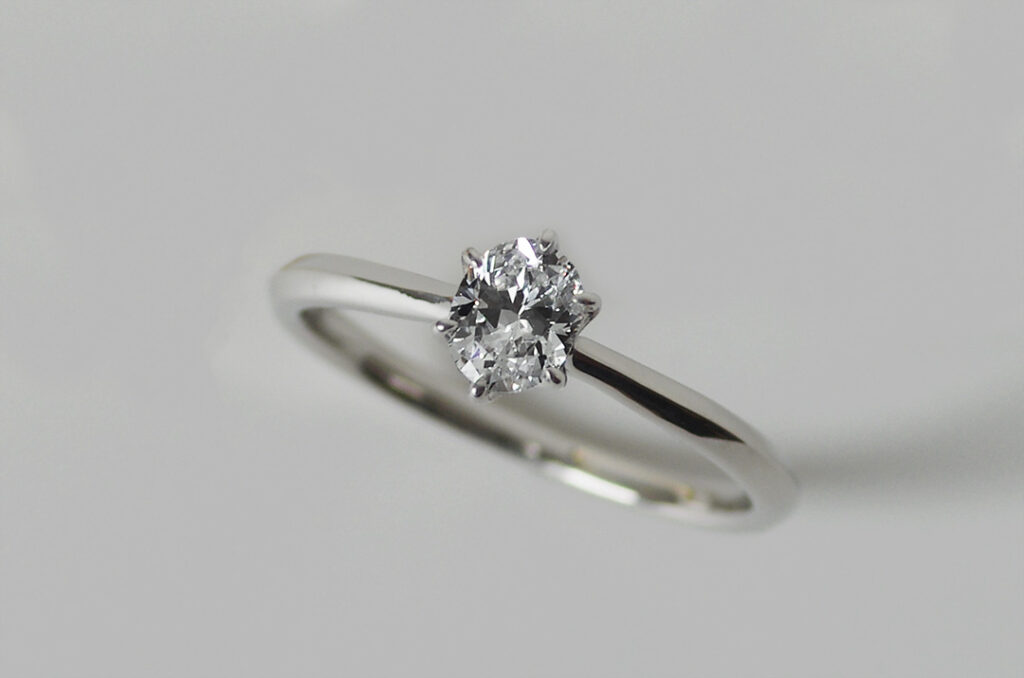 オーバルカットダイヤモンドの婚約指輪